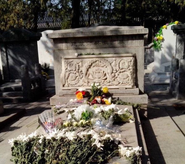 林徽因墓地 鲜花环绕 是八宝山祭扫次数最多的墓地
